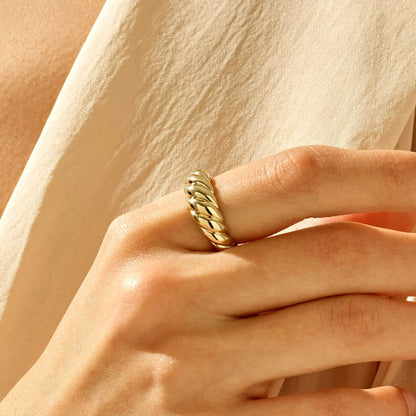 Croissant Ring | Gold